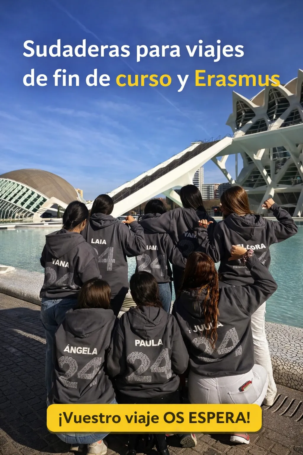 Grupo de estudiantes con sudaderas personalizadas durante un viaje